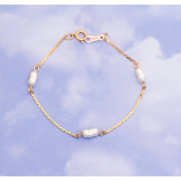 Vintage Minimalist Gold Tone and White Bracelet by Avon 6 1/2 Inches - S1 - Picture 1 of 3